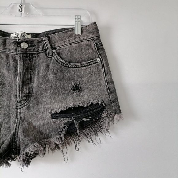 We The Free Womens Charcoal Gray Mid Rise Denim Distressed Cut-Off Short Size 28 - Picture 4 of 7